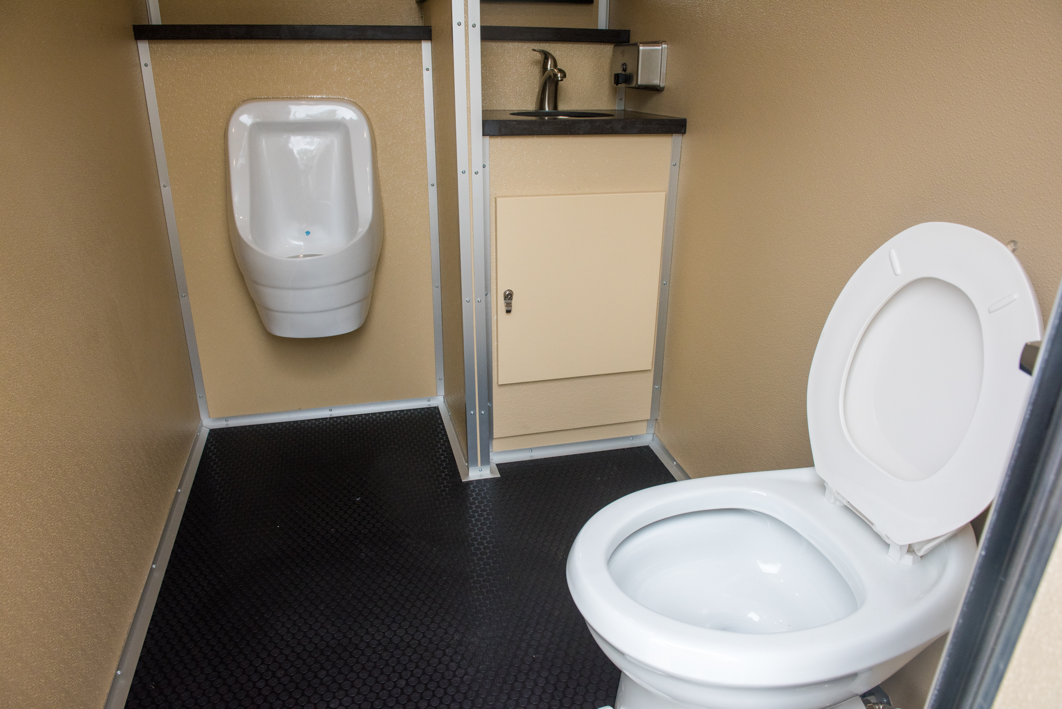 12 Foot Commercial Restroom Trailer in DC, VA and MD gotügo