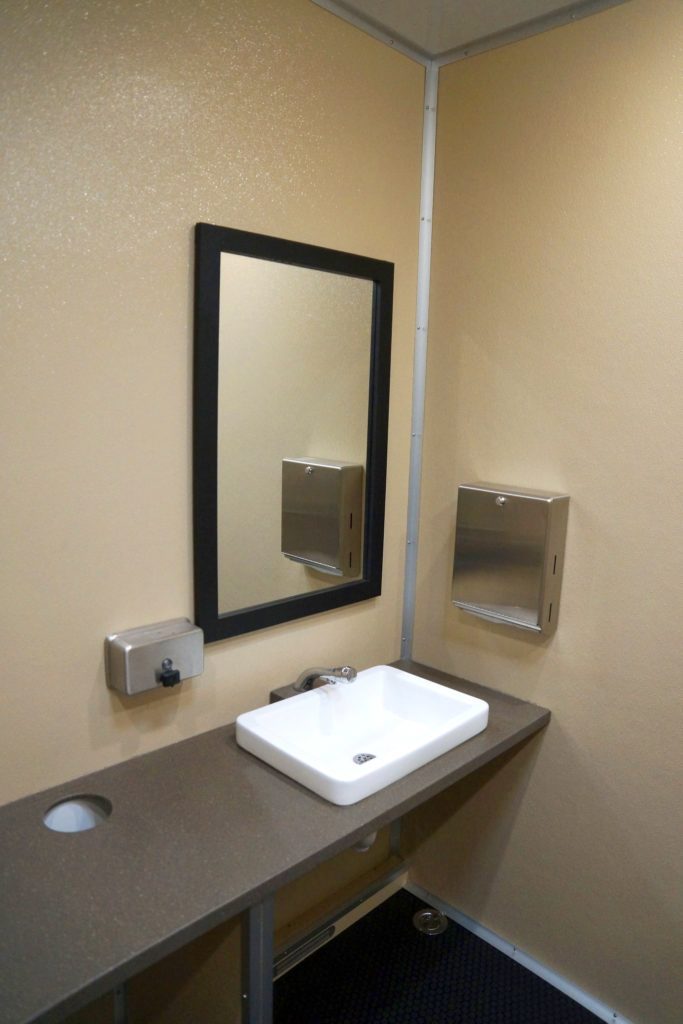 ADA Commercial Restroom Trailer 3 Stalls gotügo